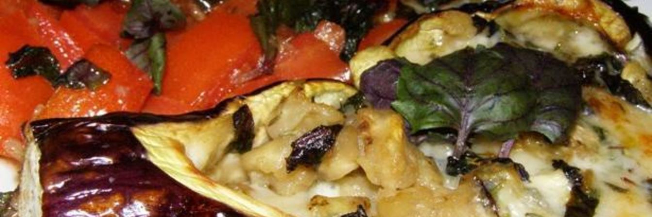 Баклажан, фаршированный сыром, с гарниром из помидоров