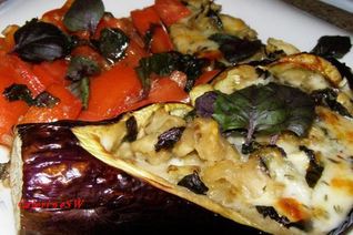 Баклажан, фаршированный сыром, с гарниром из помидоров