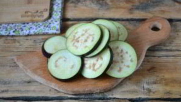 ШАГ 2. баклажаны кружочками в острой приправе