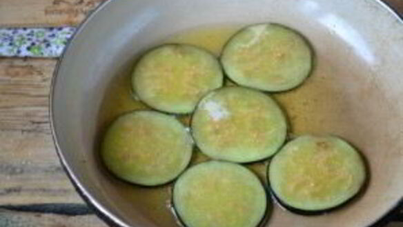 ШАГ 3. баклажаны кружочками в острой приправе