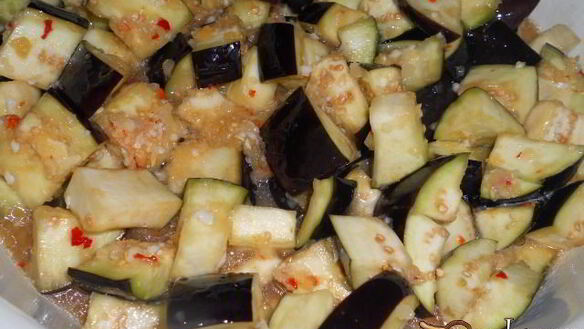 ШАГ 3. баклажаны в остром чесночном соусе