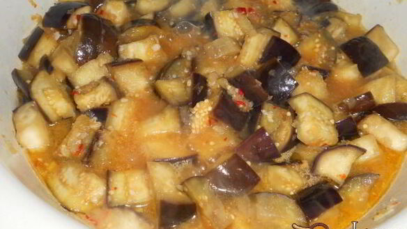 ШАГ 4. баклажаны в остром чесночном соусе