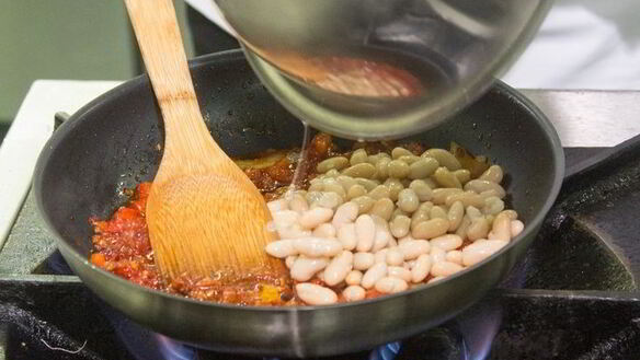 ШАГ 9. белая фасоль с помидорами