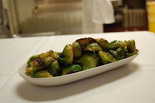 Брюссельская капуста с соусом из черных бобов