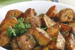 Дольки запеченного картофеля с зеленью