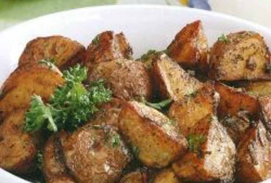 Дольки запеченного картофеля с зеленью