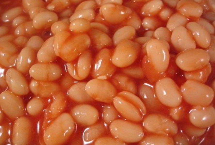 Фасоль с томатами и беконом