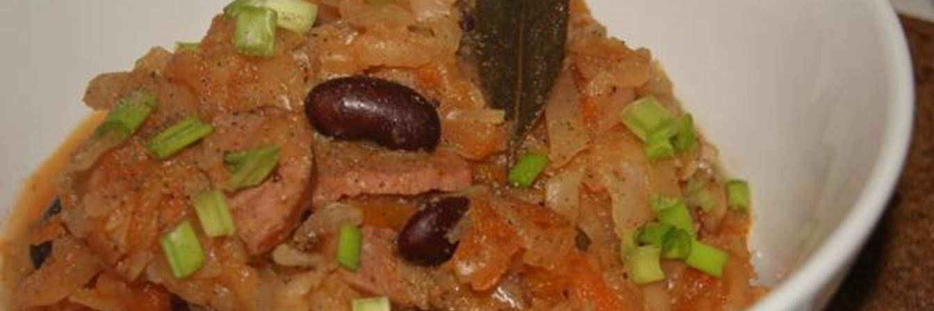 Капуста тушеная с фасолью и сардельками