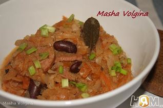 Капуста тушеная с фасолью и сардельками