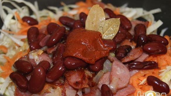 ШАГ 4. капуста тушеная с фасолью и сардельками