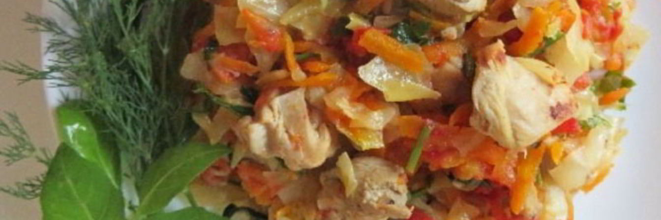 Капуста, тушенная с курицей и помидорами