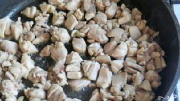 ШАГ 2. капуста, тушенная с курицей и помидорами