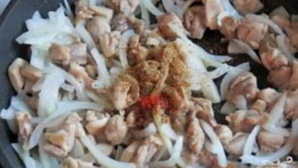 ШАГ 3. капуста, тушенная с курицей и помидорами