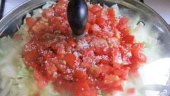 ШАГ 5. капуста, тушенная с курицей и помидорами