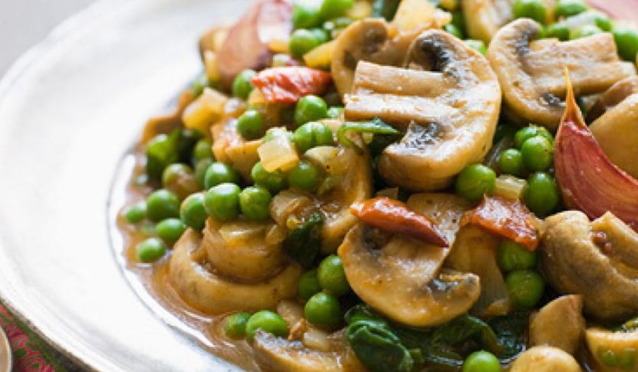 Рецепт карри с грибами, горохом и жареным чесноком