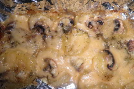 Картофель с грибами запеченый под сыром