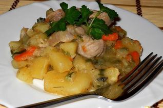 Картофель тушеный с мясом и зеленью