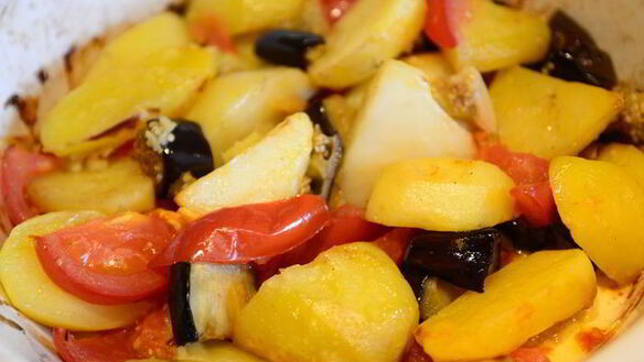 ШАГ 2. картофель запеченный с баклажанами помидорами и чесноком