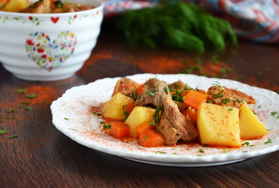 Картошка с мясом тушеная в кастрюле