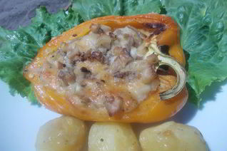 Лодочки из перца, фаршированные сыром и грибами