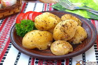 Молодой картофель тушеный со специями и сливочным маслом