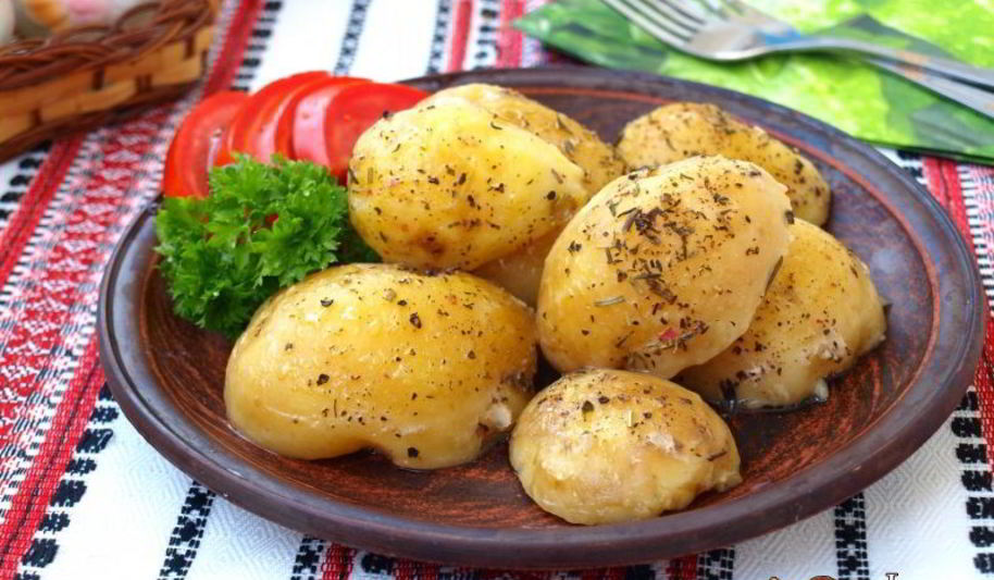 Рецепт молодой картофель тушеный со специями и сливочным маслом