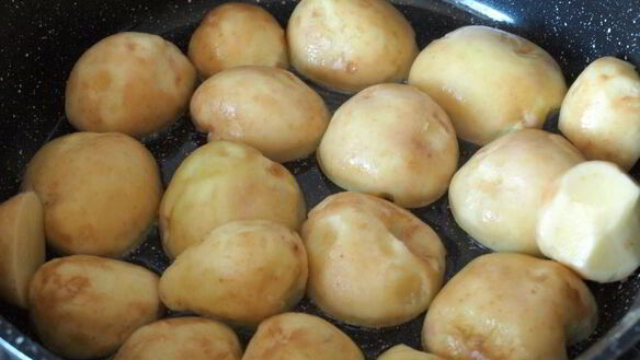 ШАГ 2. молодой картофель тушеный со специями и сливочным маслом