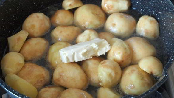 ШАГ 3. молодой картофель тушеный со специями и сливочным маслом