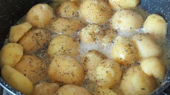 ШАГ 4. молодой картофель тушеный со специями и сливочным маслом