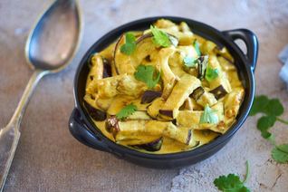 Острые баклажаны с вешенками и кокосовым молоком