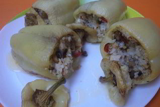Перец, фаршированный рисом, курицей и перчиком чили