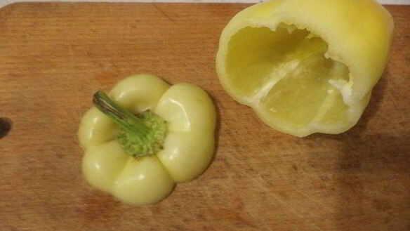 ШАГ 2. перец, фаршированный рисом, курицей и перчиком чили