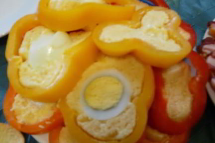 Перец фаршированный яйцами и сыром