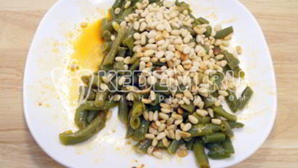 ШАГ 6. стручковая фасоль с кедровыми орешками