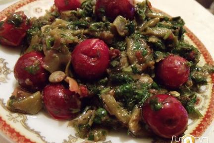 Стручковая фасоль с вишней