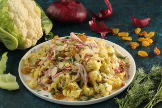 Цветная капуста, миндаль и изюм