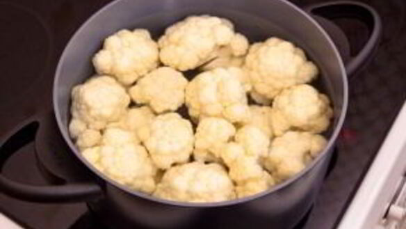 ШАГ 2. цветная капуста, жаренная в панировочных сухарях