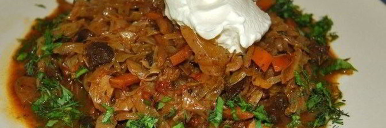 Тушеная капуста с курицей и грибами