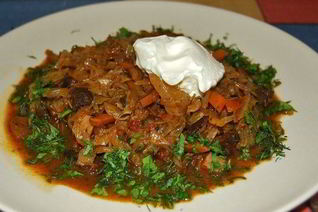 Тушеная капуста с курицей и грибами