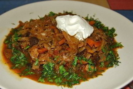 Тушеная капуста с курицей и грибами