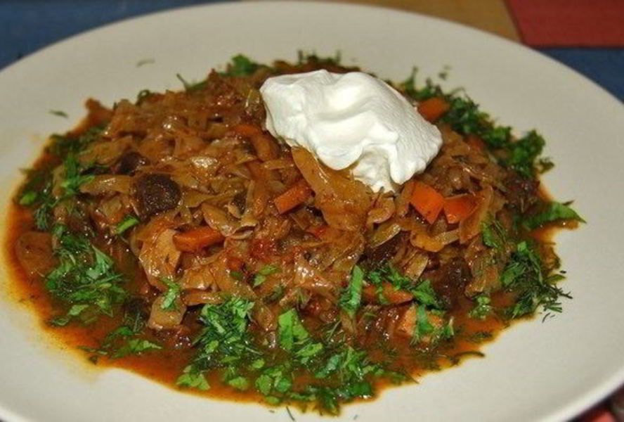 Тушеная капуста с курицей и грибами