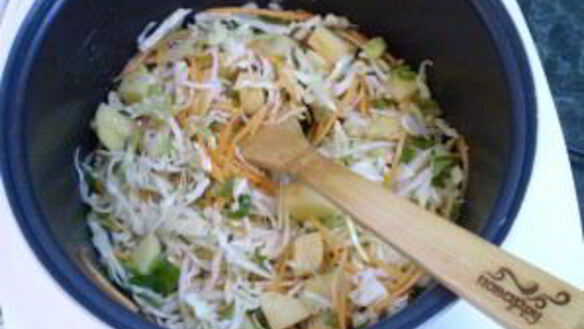 ШАГ 7. тушеная капуста в мультиварке с картошкой