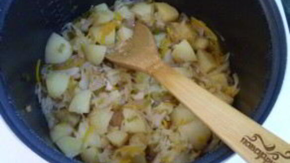 ШАГ 8. тушеная капуста в мультиварке с картошкой