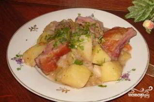Тушеная картошка с копчеными ребрышками