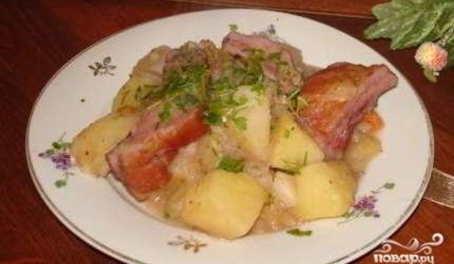 Рецепт тушеная картошка с копчеными ребрышками