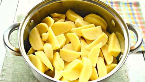 ШАГ 2. тушеный картофель с куриным мясом