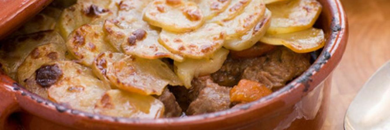 Запеченный картофель с ягненком в горшочке