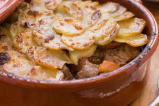 Запеченный картофель с ягненком в горшочке