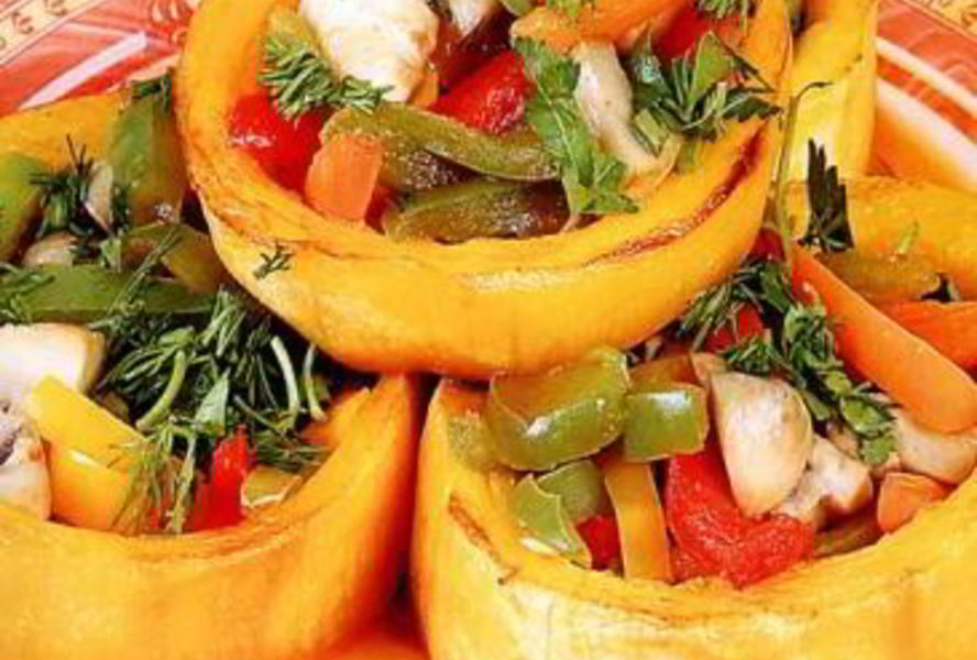 Запеченные кабачки с овощной смесью