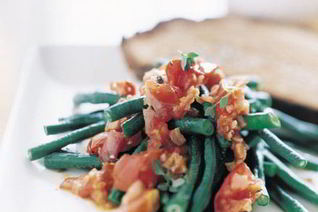 Зеленая фасоль с помидорами и беконом